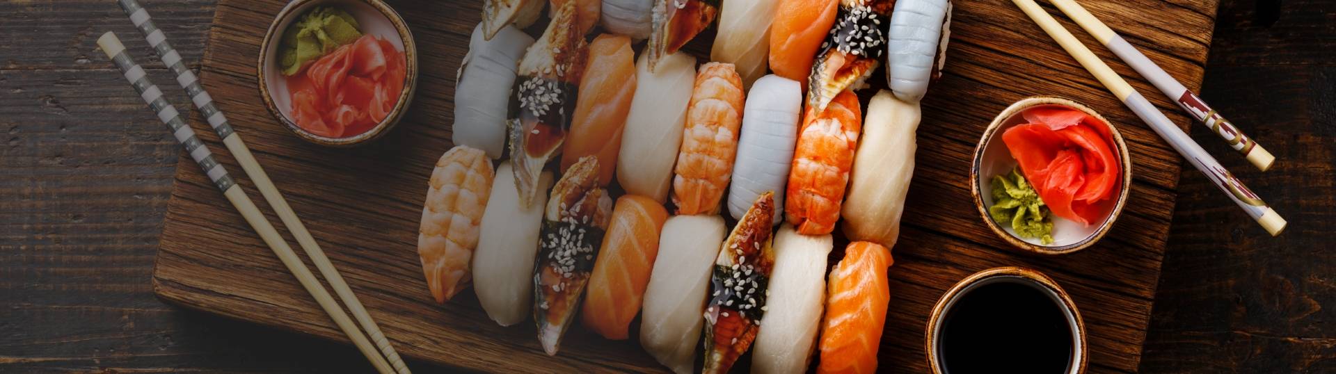 Sushi na drewnianej tacy