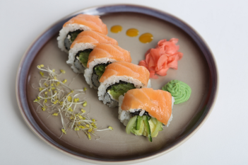 Uramaki california i losos na wierzchu